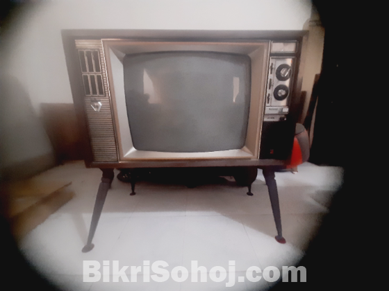 National deluxe 24 console tv